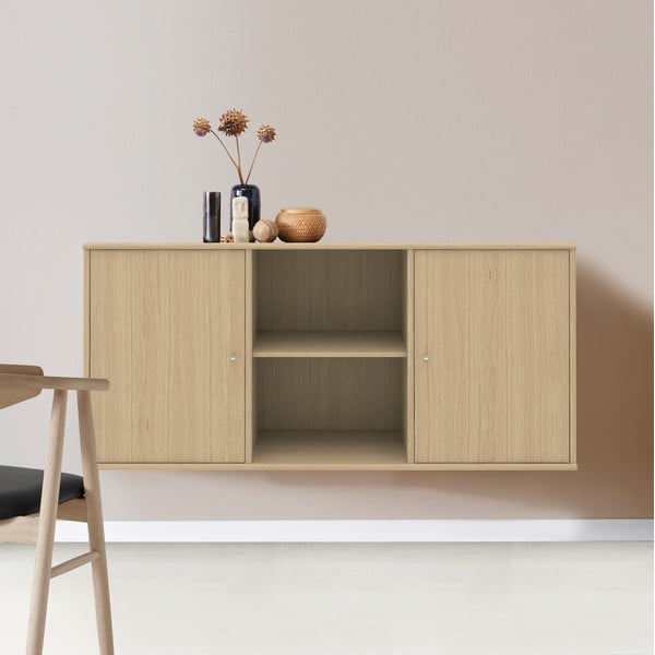 Nízká závěsná komoda v dekoru dubu v přírodní barvě 133x61 cm Mistral – Hammel Furniture-image-1