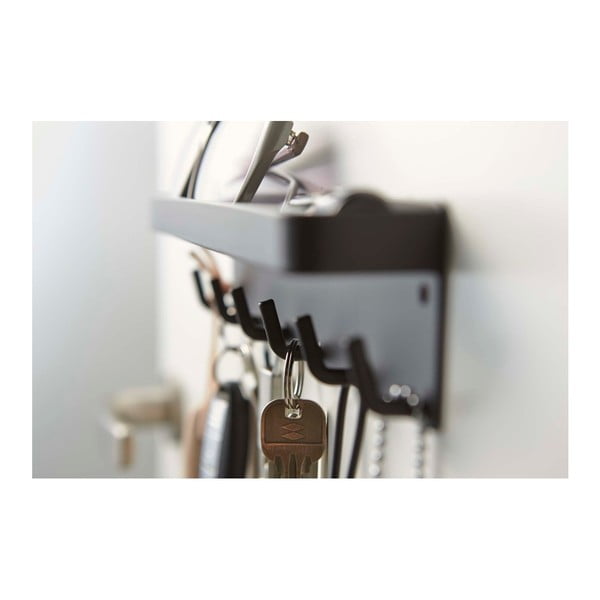 Černý nástěnný věšák na klíče s poličkou YAMAZAKI Smart-image-3