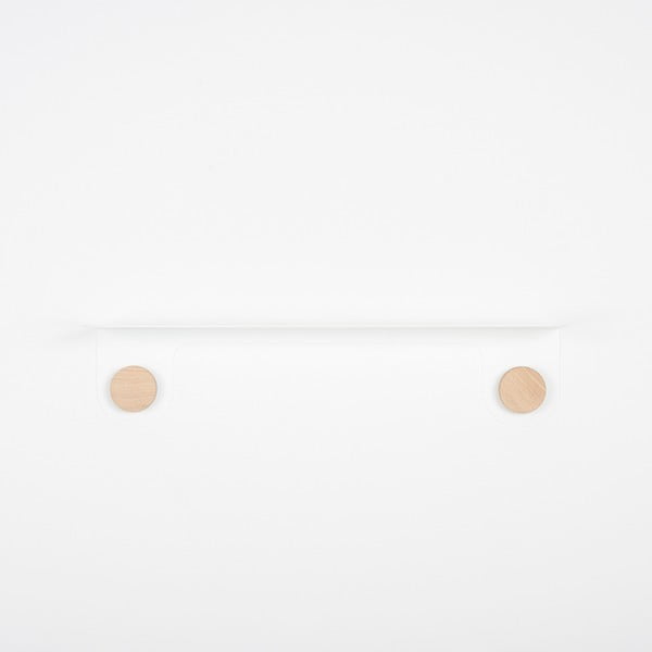 Nástěnná bílá police z oceli s detailem z dubového dřeva se 2 háčky Gazzda Hook, délka 60 cm-image-2