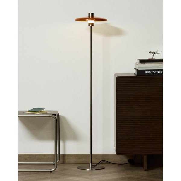 Oranžová stojací lampa s kovovým stínidlem (výška 130 cm) Nuvira – Kave Home-image-1