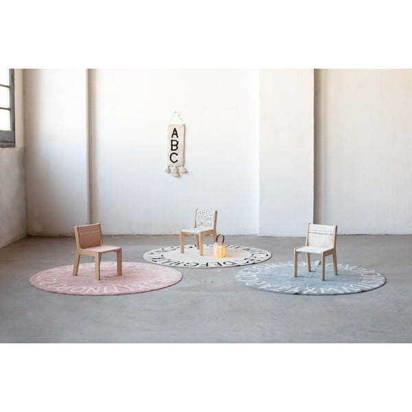 Světle modrý pratelný ručně tkaný bavlněný dětský koberec ø150 cm ABC Vintage Blue – Lorena Canals-image-4