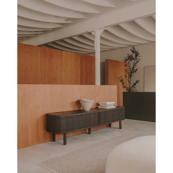 Tmavě hnědý TV stolek v dekoru jasanu 200x50 cm Mailen – Kave Home-image-1