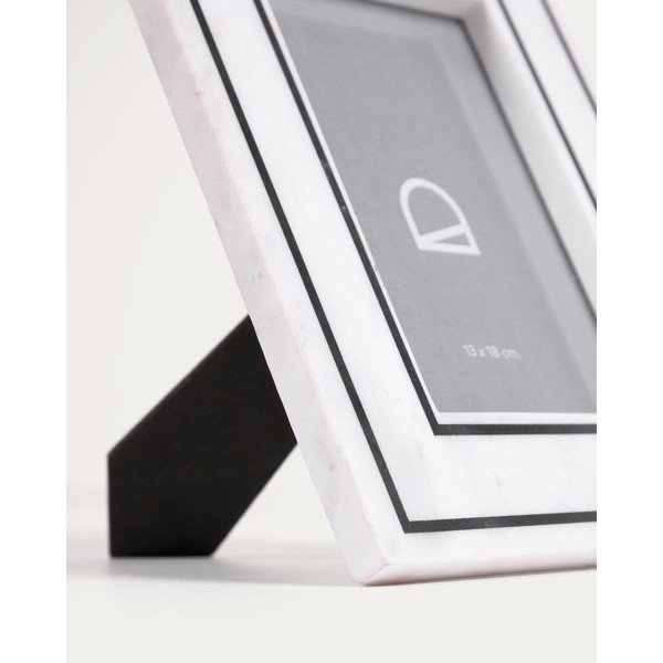 Bílý kamenný stojací rámeček 20x25 cm Vittoria – Kave Home-image-3