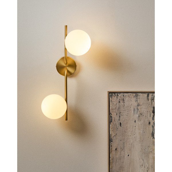 Bílé/ve zlaté barvě nástěnné svítidlo Brisia – Kave Home-image-1