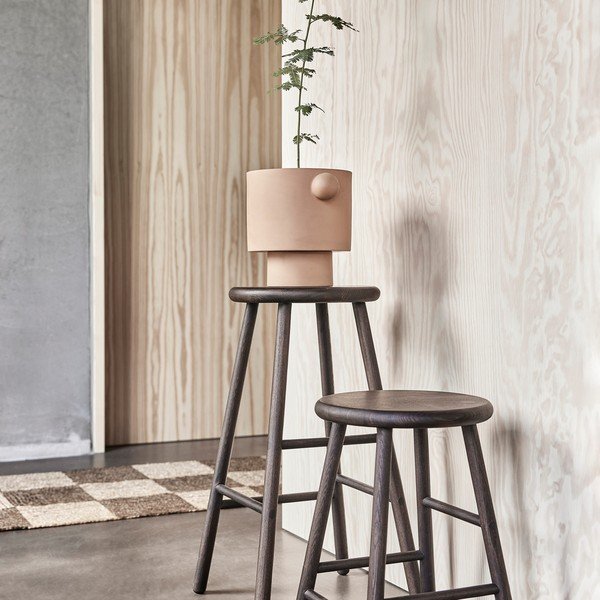 Barová stolička z jasanového dřeva v tmavě přírodní barvě (výška sedáku 65 cm) Moto – OYOY Living Design-image-2