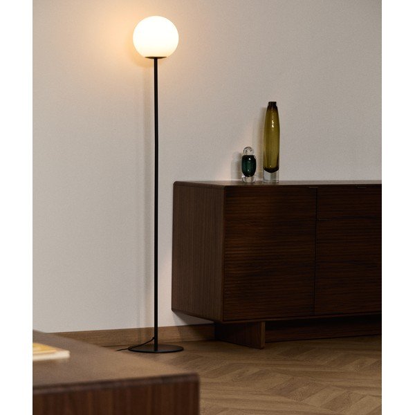 Bílá/černá stojací lampa se skleněným stínidlem (výška 155 cm) Brisia – Kave Home-image-1