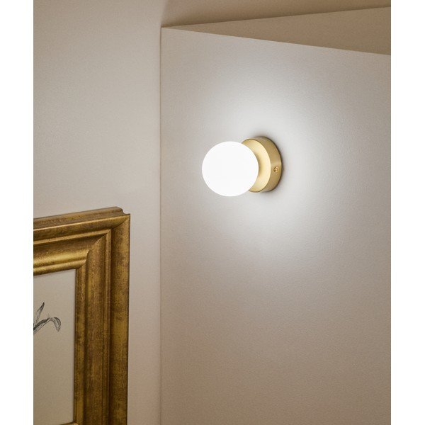 Bílé/ve zlaté barvě kovové nástěnné svítidlo ø 8 cm Brisia – Kave Home-image-1