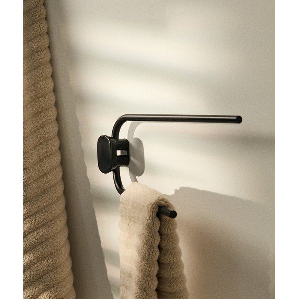 Černý nástěnný držák na ručníky z nerezové oceli Arely – Kave Home-image-1