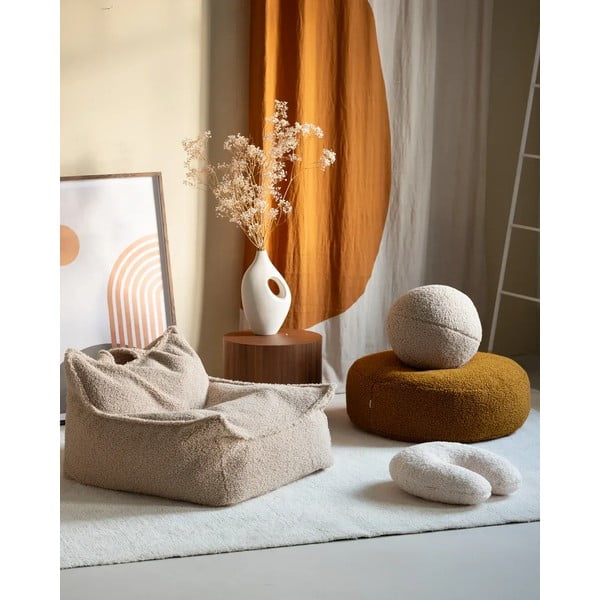 Krémový dětský pohovkový polštář z textilie bouclé U – Wigiwama-image-3