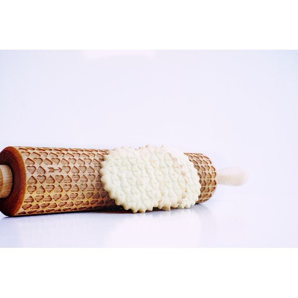 Dřevěný embosovaný váleček na těsto Valek Srdce-image-3