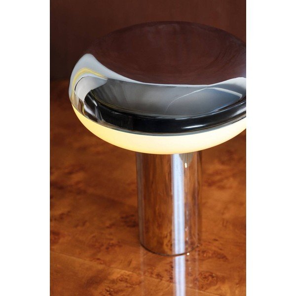 Kovová stolní lampa v leskle stříbrné barvě (výška 32 cm) Paneta – Jotex-image-1