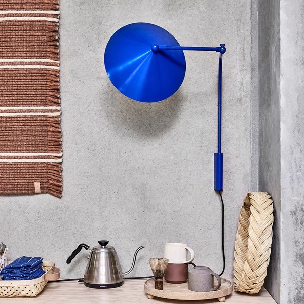 Modré kovové nástěnné svítidlo do zásuvky Kasa – OYOY Living Design-image-1