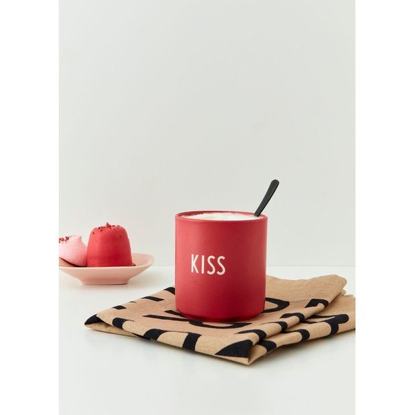 Červený porcelánový hrnek Design Letters Kiss, 300 ml-image-1