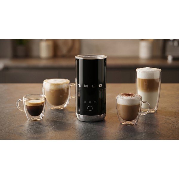 Černý plastový elektrický šlehač mléka 120 ml – SMEG-image-1