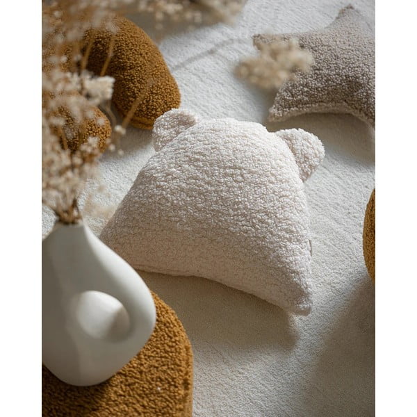 Krémový dětský pohovkový polštář z textilie bouclé Bear – Wigiwama-image-3