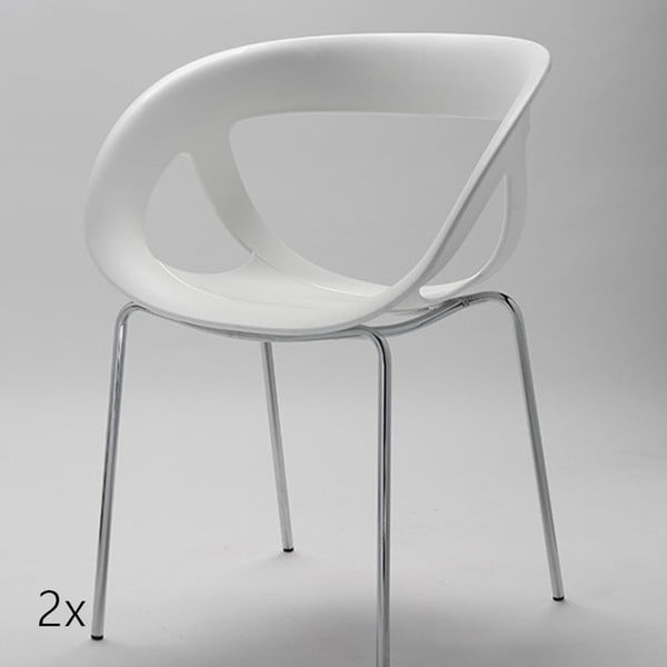 Set 2 bílých židlí Moema, chromové nohy