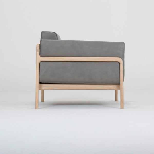 Tmavě šedé křeslo z buvolí kůže s konstrukcí z masivního dubového dřeva Gazzda Fawn-image-3