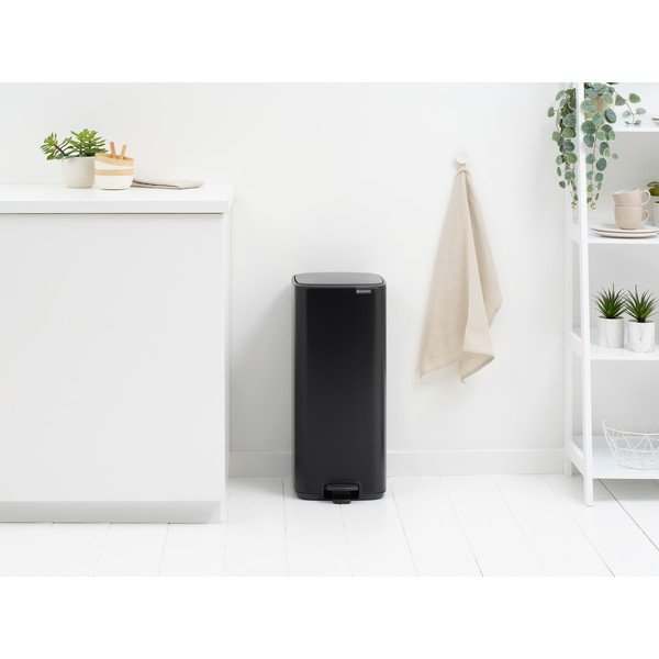 Matně černý nášlapný ocelový odpadkový koš 30 l Bo – Brabantia-image-1