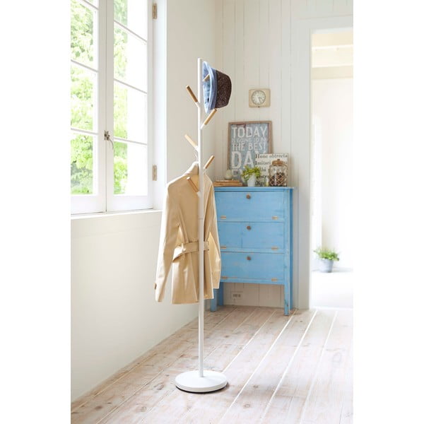 Bílý stojací věšák s detaily z bukového dřeva YAMAZAKI Plain Pole Hanger-image-1