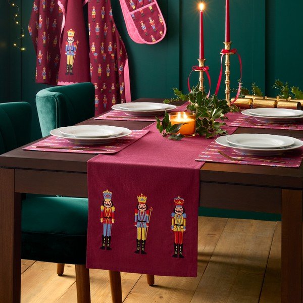 Bavlněný běhoun na stůl s vánočním motivem 220x32 cm Christmas Nutcracker – Catherine Lansfield-image-1