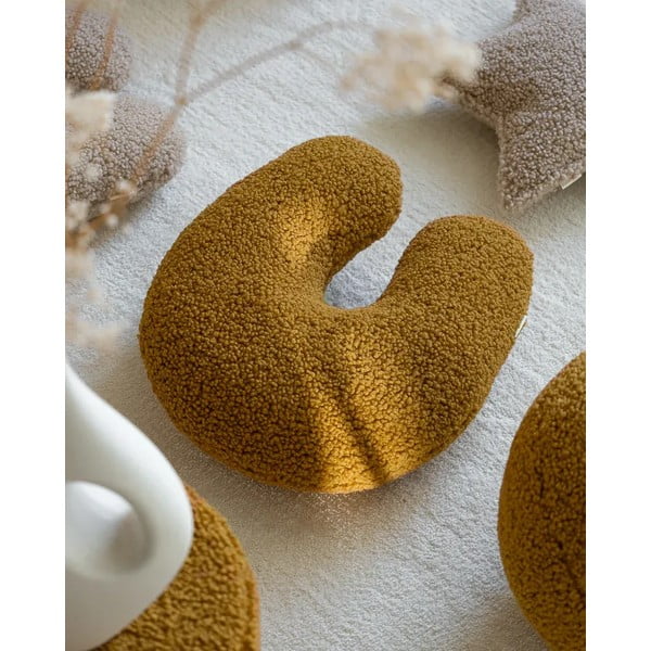 Hnědý dětský pohovkový polštář z textilie bouclé U – Wigiwama-image-1