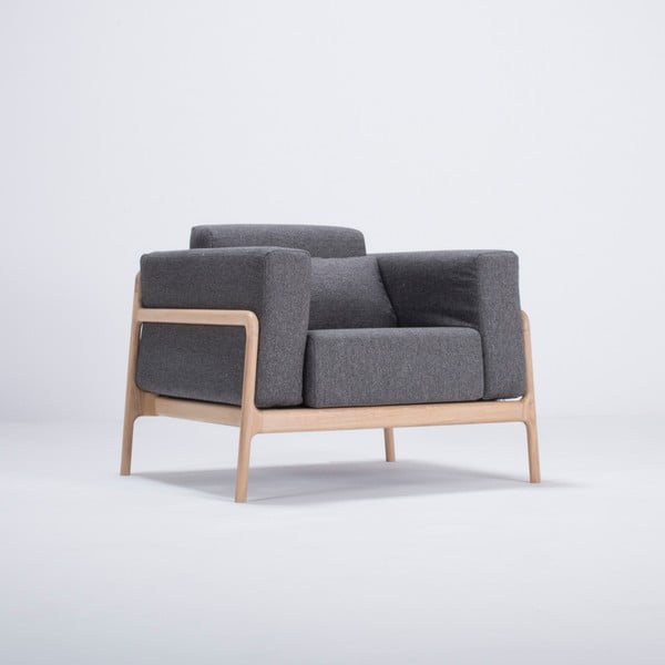 Křeslo s konstrukcí z dubového dřeva s tmavě šedým textilním sedákem Gazzda Fawn