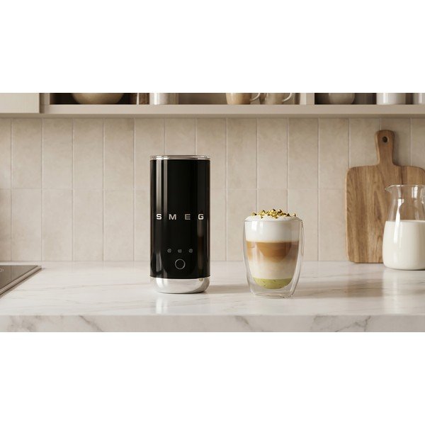 Černý plastový elektrický šlehač mléka 120 ml – SMEG-image-2