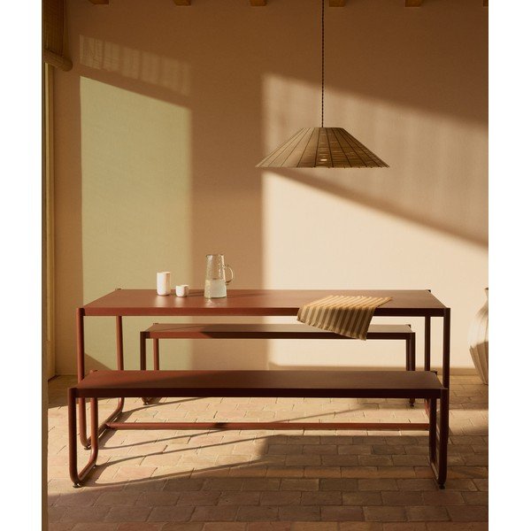 Vínový kovový zahradní jídelní set pro 4 osoby Sotil – Kave Home-image-1