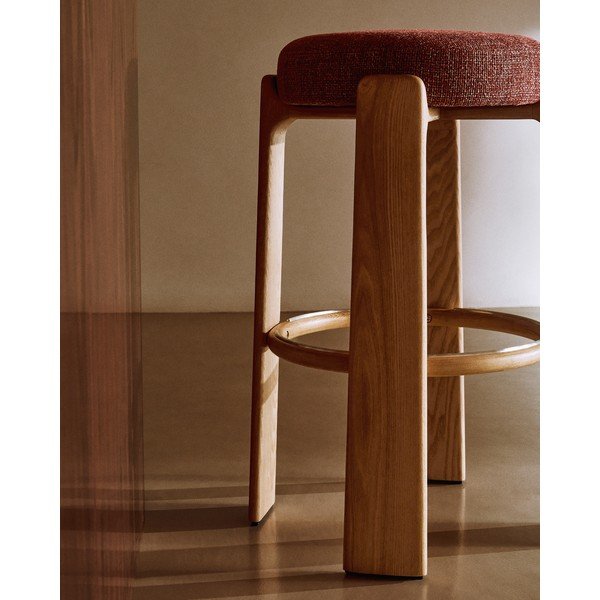 Barová stolička z jasanového dřeva v terakotové barvě/v tmavě přírodní barvě (výška sedáku 75 cm) Granite – Kave Home-image-3