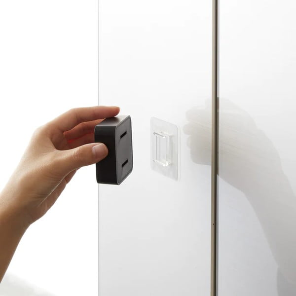 Černý samodržící plastový držák na kuchyňské utěrky Film Hook – YAMAZAKI-image-3