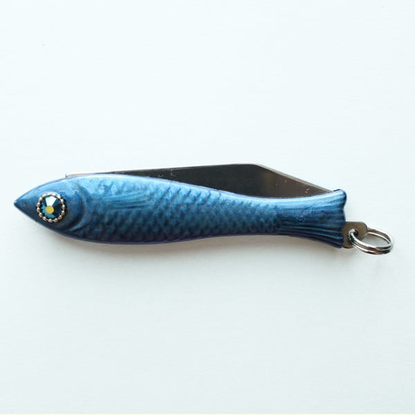Tmavě modrý český nožík rybička s modrým krystalem v oku v designu od Alexandry Dětinské