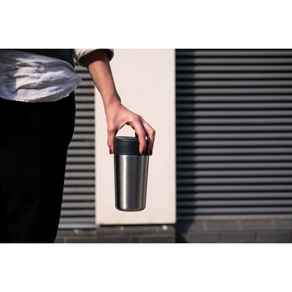 Cestovní hrnek v tmavě modro-leskle stříbrné barvě 450 ml Sipp – Joseph Joseph-image-1