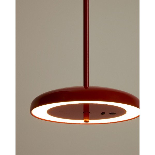 Červené LED stmívatelné závěsné svítidlo s kovovým stínidlem Porte – Kave Home-image-1