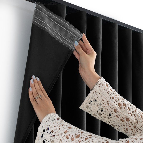 Černý sametový dimout závěs 200x250 cm Velto – Filumi-image-4