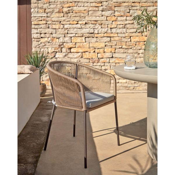 Béžová kovová/polstrovaná zahradní židle Yanet – Kave Home-image-1