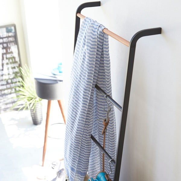 Černý dekorativní žebřík s detailem z bukového dřeva YAMAZAKI Tower Ladder-image-2