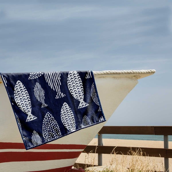 Tmavě modrá plážová osuška 90x180 cm Fish – DecoKing-image-1