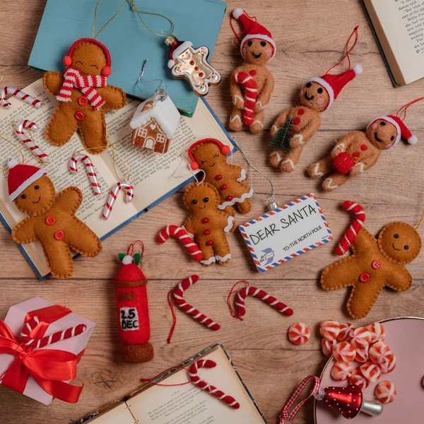 Textilní ručně vyrobené vánoční ozdoby v sadě 2 ks 6,5 cm Gingerbread Couple – Sass & Belle-image-1