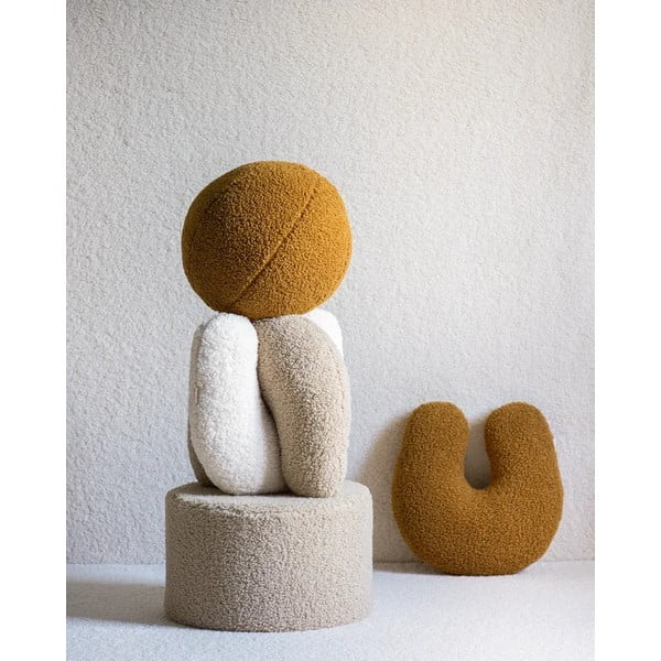 Světle hnědý dětský pohovkový polštář z textilie bouclé U – Wigiwama-image-3