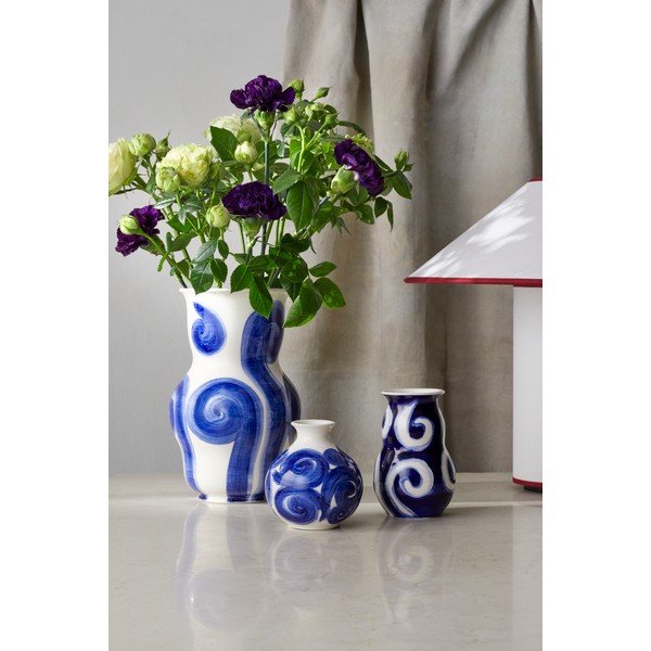 Modrá ručně malovaná váza z kameniny Tulle – Kähler Design-image-1