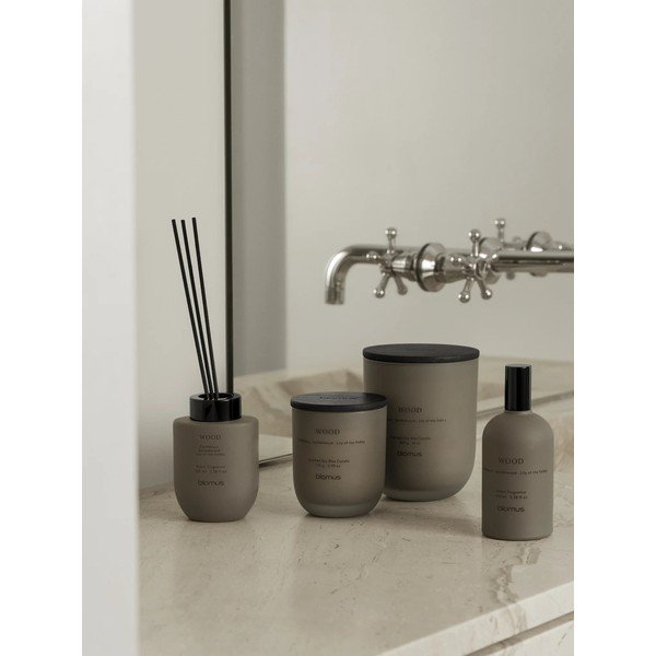 Vonná sojová svíčka doba hoření 35 h Tuoksu Wood – Blomus-image-1