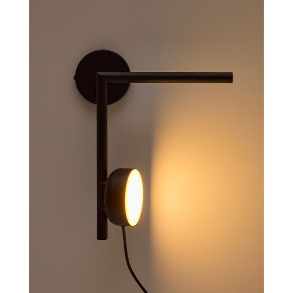 Černé kovové LED stmívatelné nástěnné svítidlo do zásuvky Orey – Kave Home-image-1