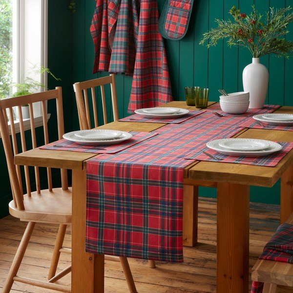 Bavlněný běhoun na stůl s vánočním motivem 220x32 cm Christmas Tartan Check – Catherine Lansfield-image-1