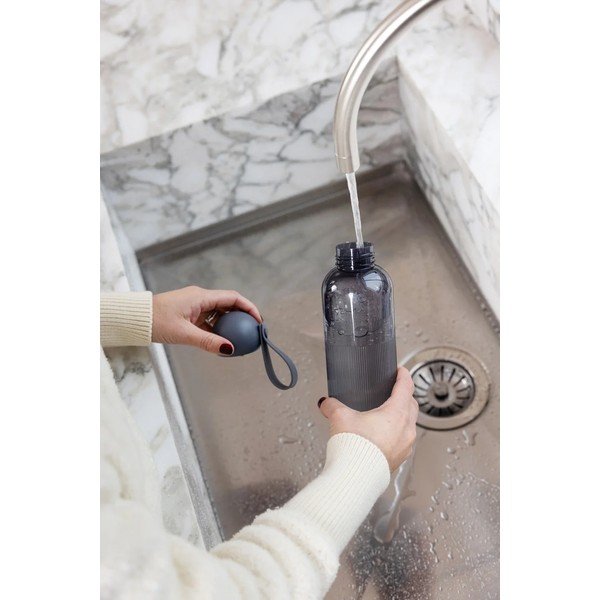 Tmavě šedá cestovní lahev z recyklovaného plastu 600 ml Ture – Sagaform-image-1