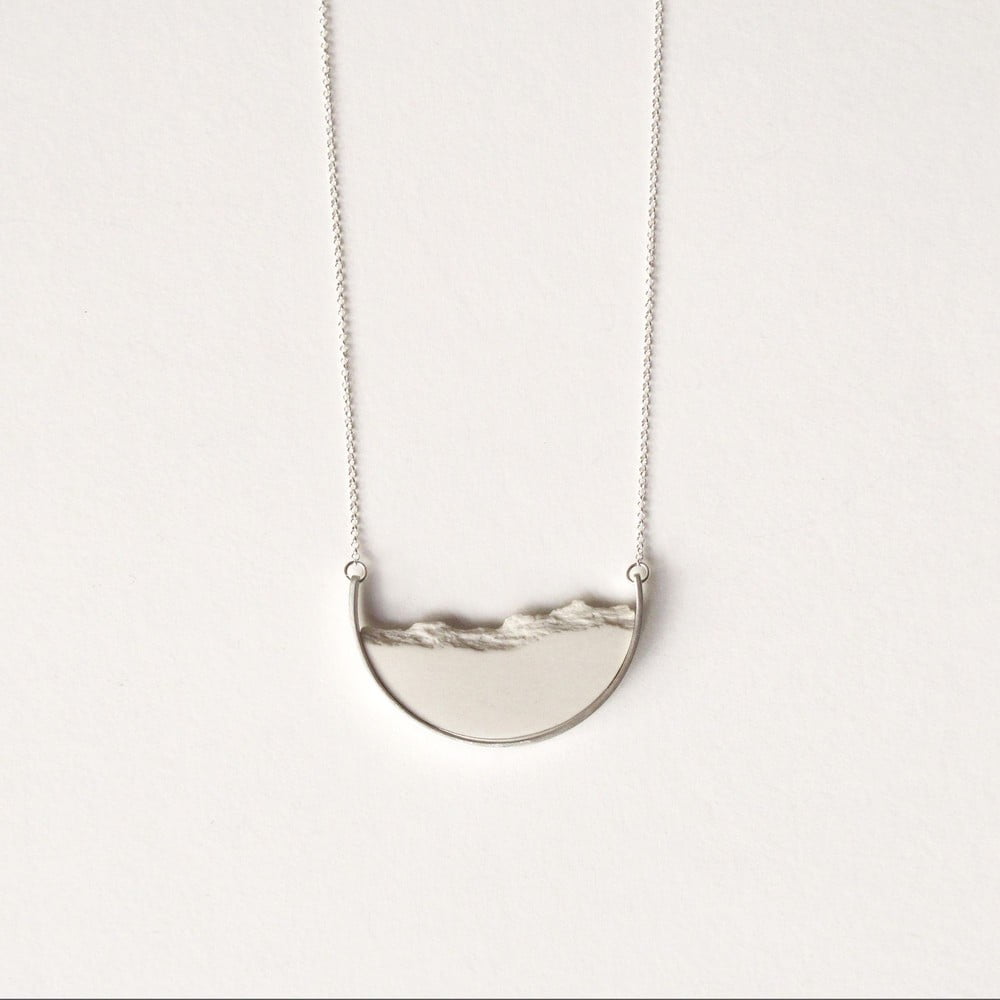 Stříbrný náhrdelník s bílým přívěskem dsnú Curve
