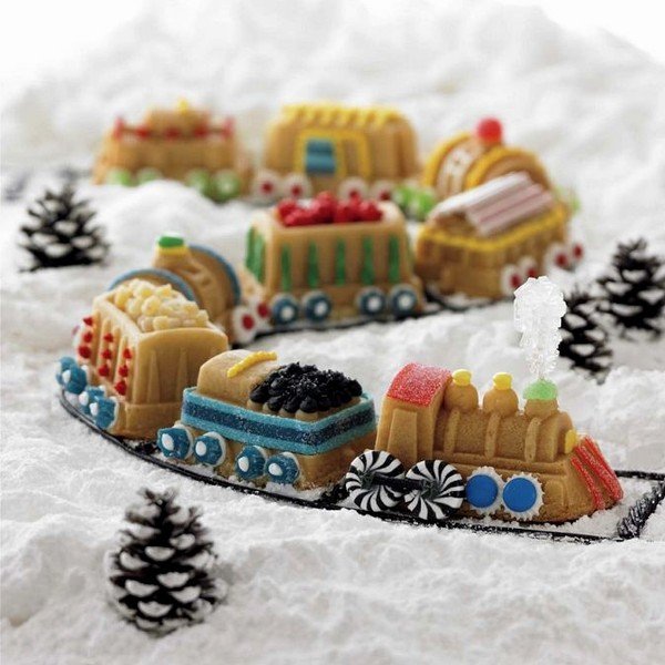 Forma na 9 mini bábovek ve tvaru vláčku ve stříbrné barvě Nordic Ware Train, 1,2 l-image-2