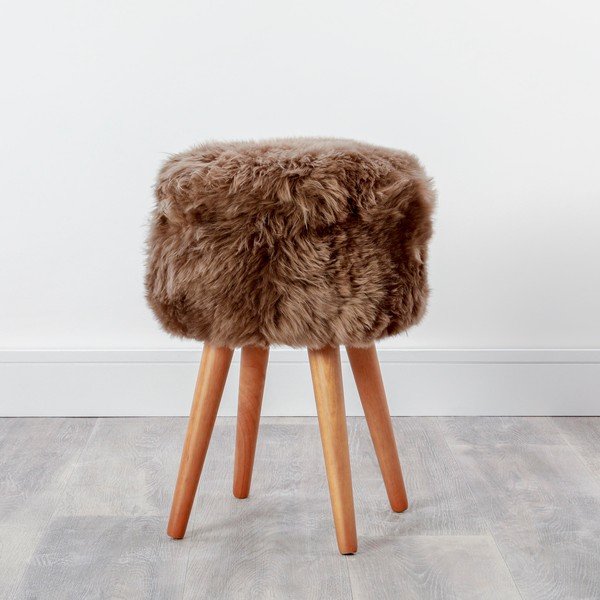 Stolička s tmavě hnědým sedákem z ovčí kožešiny Native Natural, ⌀ 30 cm-image-1