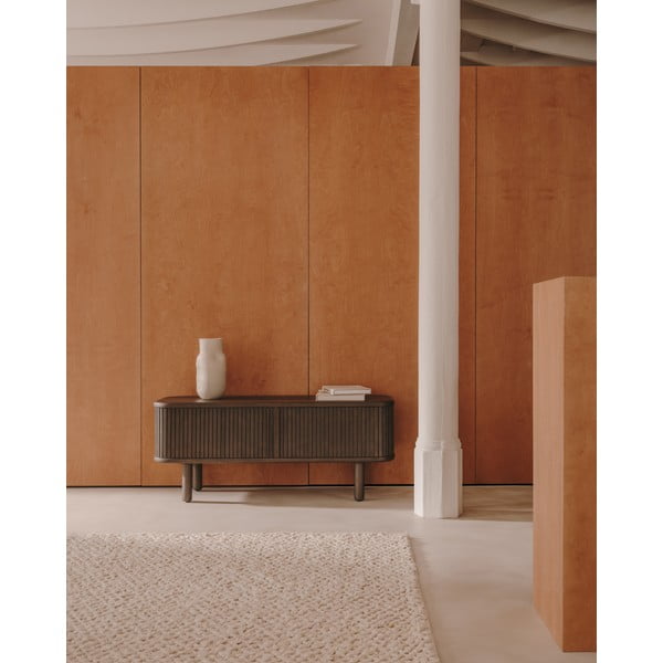 Tmavě hnědý TV stolek v dekoru jasanu 120x50 cm Mailen – Kave Home-image-1