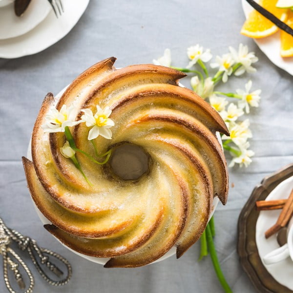 Hnědá silikonová forma na bábovku Orion Flower, ø 23,5 cm-image-2