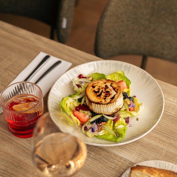 Světle šedý hluboký  porcelánový talíř ø 25,5 cm Nuance – BonBistro-image-2